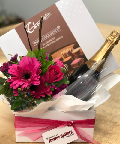 Bubbles n More - The perfect gift to say "Thank You" or Happy Birthday".
A posy filled with happiness, a bottle of bubbly and delicious Chocolatier chocolates.